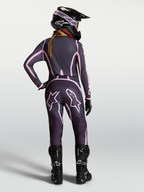Spodnie Alpinestars Stella Fluid Apex V2, damskie spodnie motocrossowe, szare i r3sowe, widok z tyłu na zawodniczkę w pasującym komplecie odzieży MX.