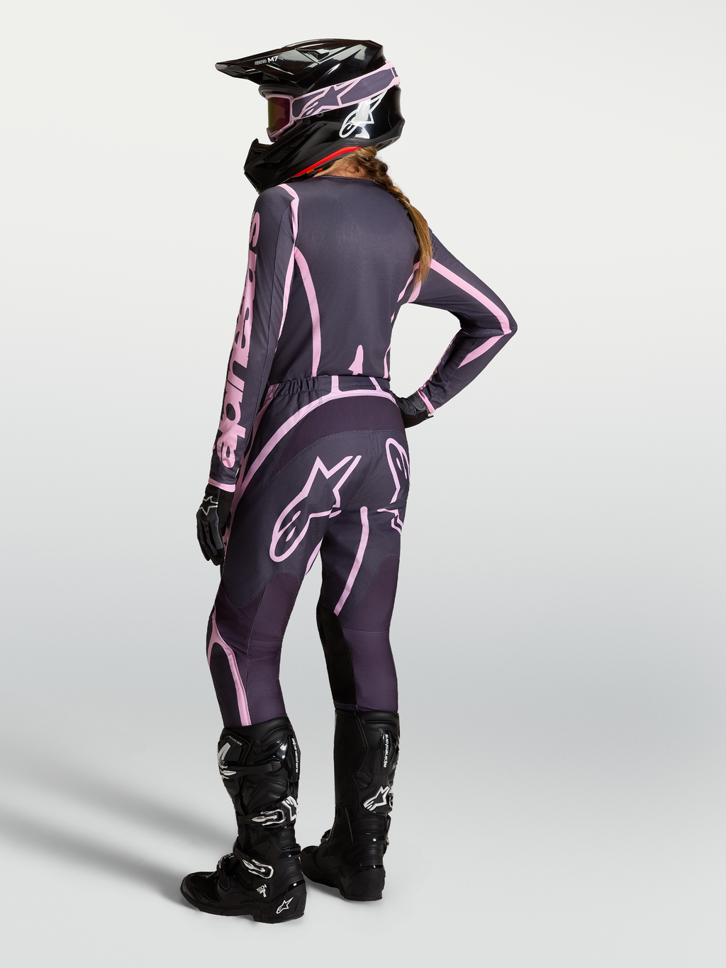 Spodnie Alpinestars Stella Fluid Apex V2, damskie spodnie motocrossowe, szare i różowe, widok od tyłu na strój off-road.