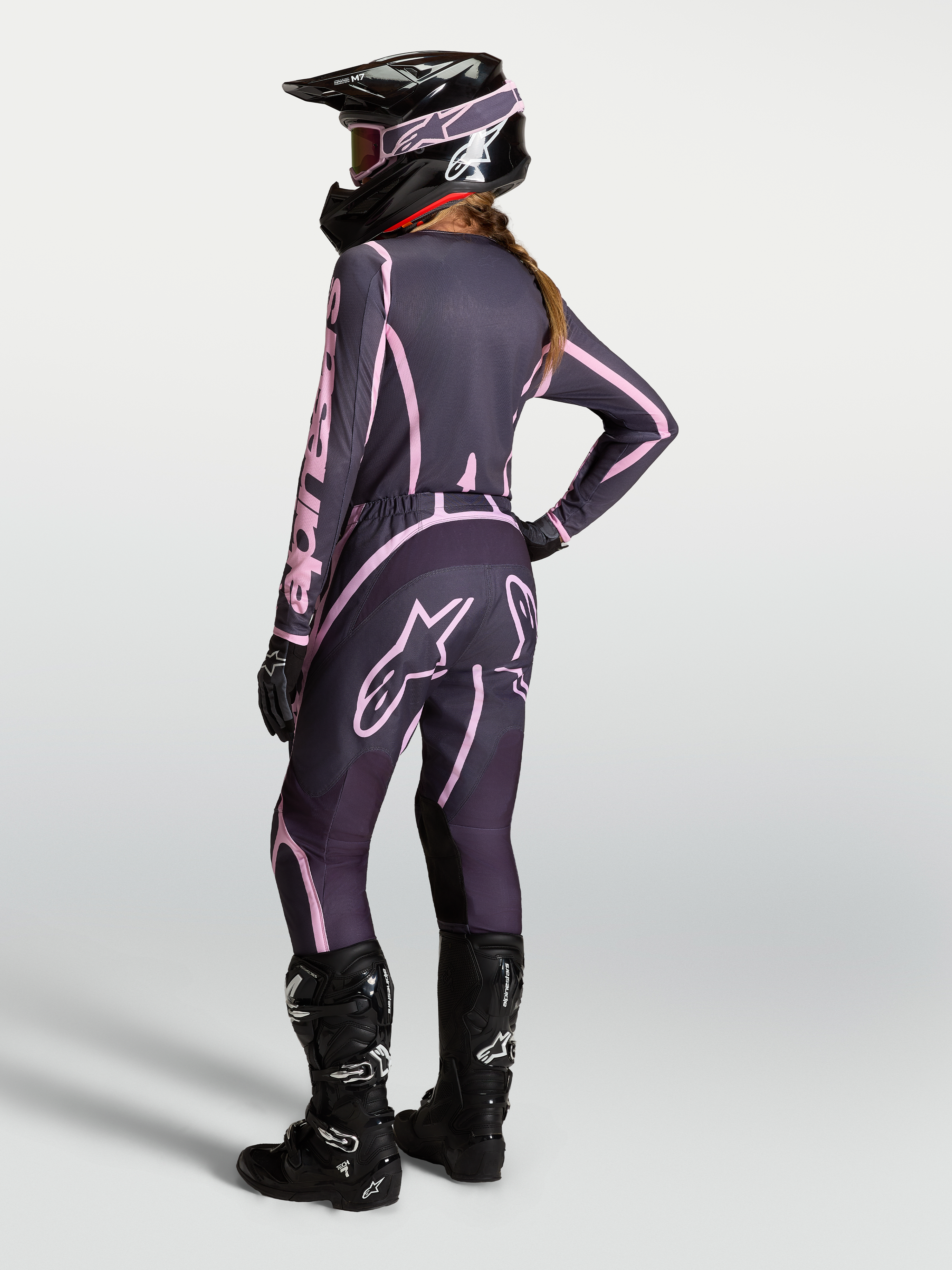 Spodnie Alpinestars Stella Fluid Apex V2, damskie spodnie motocrossowe, szare i różowe, widok od tyłu na strój off-road.
