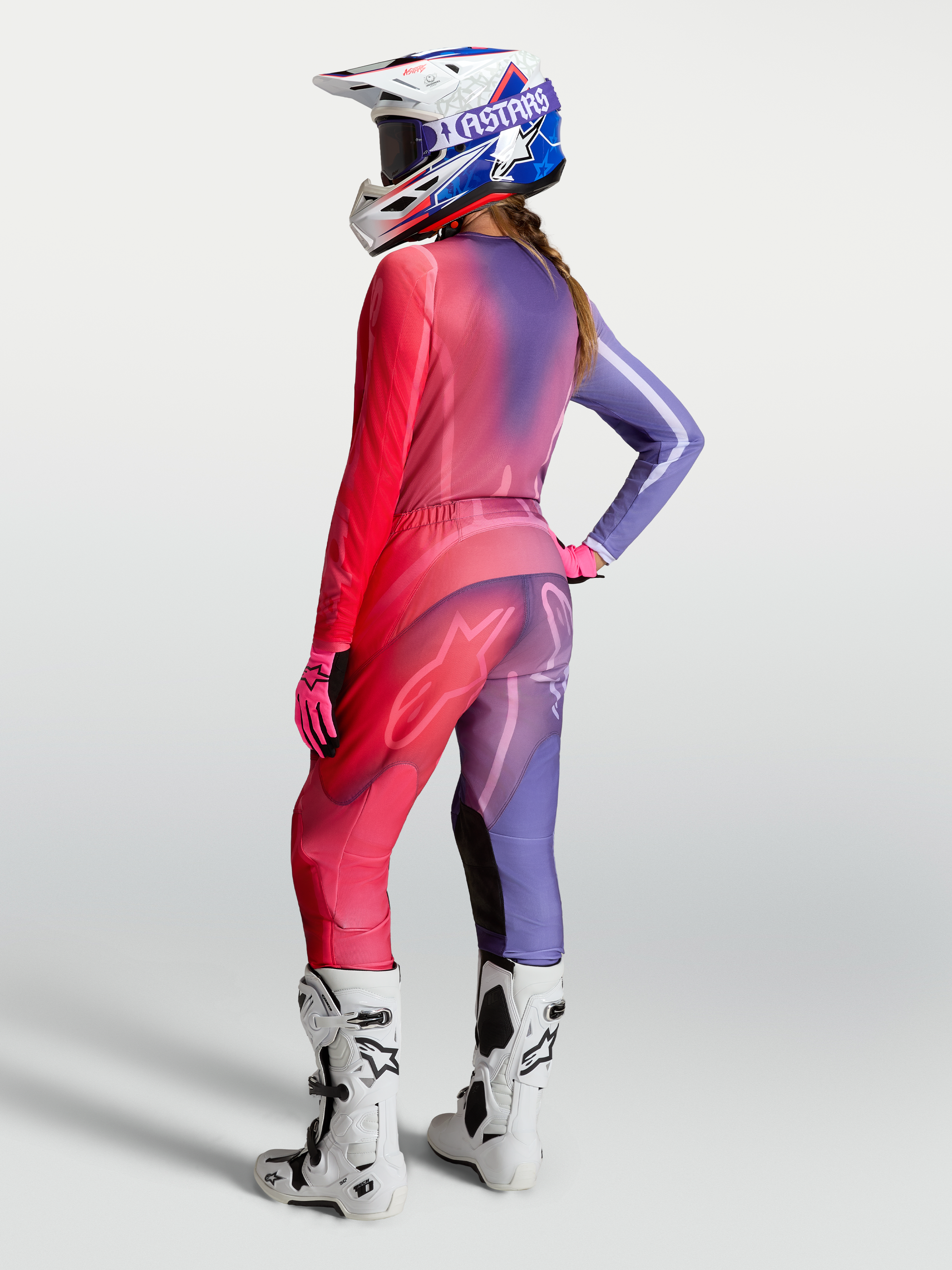 Alpinestars Stella Fluid Kepler, fioletowy i czerwony damski zestaw do motocrossu, koszulka i spodnie na modelce.