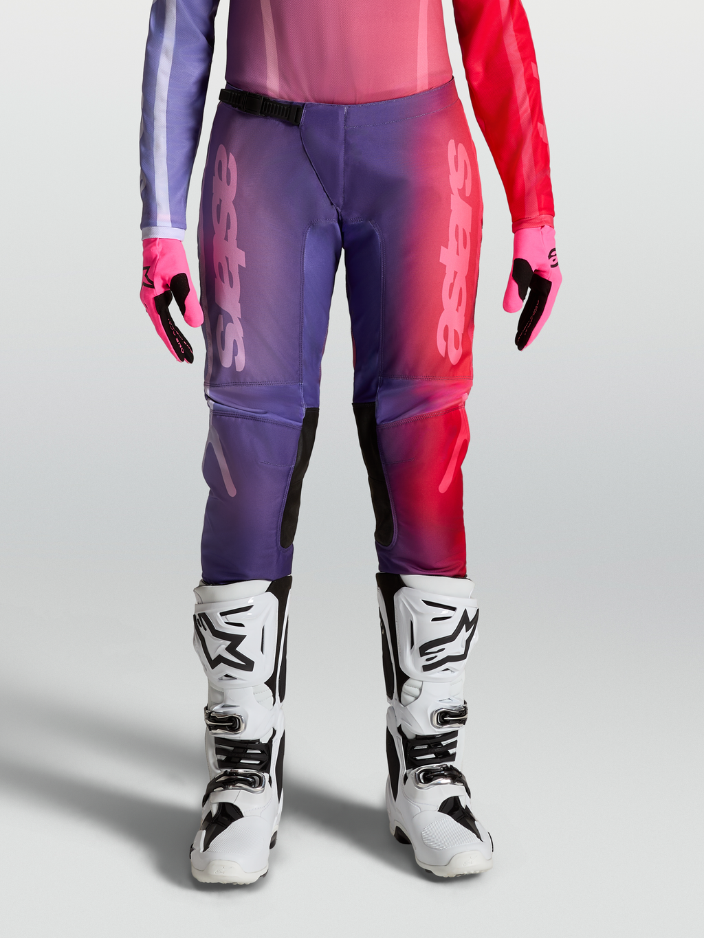 Alpinestars Stella Fluid Kepler, damskie spodnie motocrossowe, fioletowe i czerwone, wzmocnione kolana, sportowy krój off-road.