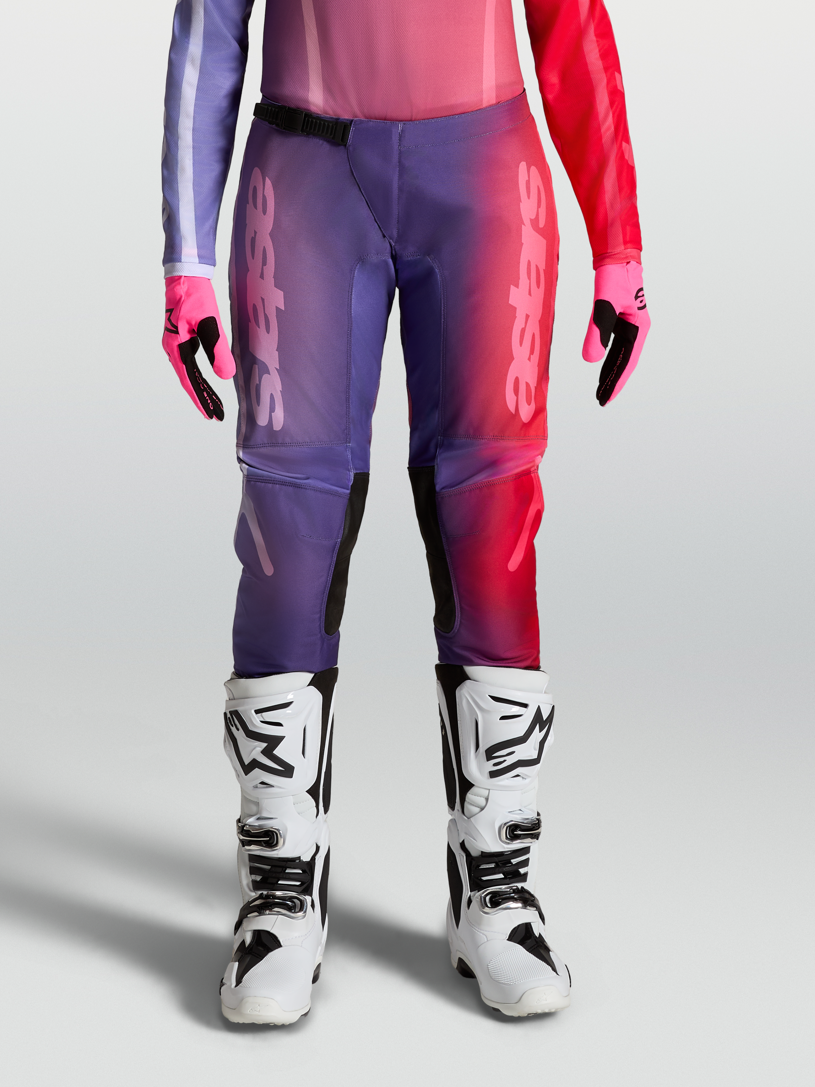 Alpinestars Stella Fluid Kepler, damskie spodnie motocrossowe, fioletowe i czerwone, wzmocnione kolana, sportowy krój off-road.