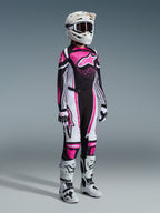Alpinestars 2026 Stella Techstar Nomur Gear Set, kompletny damski strój motocrossowy, wyrazista różowo-czarno-biała koszulka z pasującymi spodniami, biały kask i gogle, biało-czarne buty, profesjonalny, skoordynowany zestaw wyścigowy