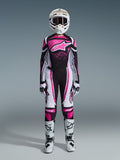 Damski zestaw odzieży Alpinestars Stella Techstar Nomur 2026, pełny strój motocrossowy w kolorach czarnym, białym i fuksji, koszulka z dużym logo gwiazdy i różowym wzorem splash, pasujące spodnie, biały kask z goglami, czarno-białe buty, skoordynowane damskie wyposażenie off-road