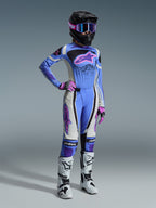Alpinestars Stella Techstar Nomur Gear Set 2026, damski strój motocrossowy składający się z jasnoniebieskiej koszulki z różowym logo Astar, pasujących spodni z biało-czarnymi panelami, czarnego kasku z różowo-fioletowymi goglami, różowych rękawic i białych butów motocrossowych