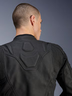 Alpinestars Dusk Leather Jacket, czarna, zbliżenie na górną część pleców i ramiona, wytłoczone logo DUSK na wyściełanym panelu, skórzane elastyczne wstawki akordeonowe, konstrukcja z najwyższej jakości skóry bydlęcej