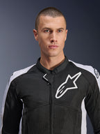 Męski model w kurtce Alpinestars Viper Air V4 w kolorze czarno-białym, panele z siatki technologicznej zapewniające przepływ powietrza, białe logo gwiazdy Alpinestars na piersi, sportowa motocyklowa odzież szosowa