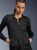 Alpinestars Stella Troop-Air Jacket, damska motocyklowa kurtka z siateczki, czarna, wentylowana konstrukcja tekstylna z przednim zamkiem błyskawicznym i techniczną siatką 2D, modelka z zaplecionymi włosami, miejska współczesna odzież motocyklowa