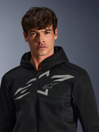 Alpinestars Chrome Superairflow Hoodie, czarna motocyklowa bluza z kapturem, konstrukcja z siatki 3D, duże białe logo graficzne na klatce piersiowej, prezentowana przez modela, miejska odzież sportowa o nowoczesnym, wentylowanym designie