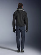 Alpinestars Chrome Superairflow Hoodie, czarna bluza motocyklowa z białym logo na kapturze, widok z tyłu, zestawiona z ciemnoniebieskimi dżinsami, czarnymi rękawicami i czarno-białymi butami, miejska sportowa odzież motocyklowa