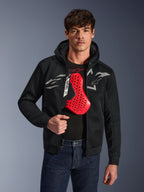 Alpinestars Chrome Superairflow Hoodie w kolorze czarnym, białe i szare logo Astars, model z widocznym pod spodem czerwonym ochraniaczem klatki piersiowej, tekstylna siatka 3D zapewniająca wentylację, sportowa miejska odzież motocyklowa.