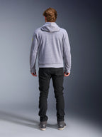 Alpinestars Chrome V2 Sport Hoodie, szary melanż z neonowożółtymi akcentami, widok od tyłu miejskiej odzieży motocyklowej, bluza z kapturem z technicznego polaru noszona z czarnymi spodniami, z jaskrawożółtymi detalami na rękawach.