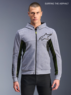 Alpinestars Bluza Z Kapturem Chrome Air Sport, męska miejska bluza motocyklowa w kolorze szarym melanż i czarnym, widok z przodu na modelu pokazujący panele z siatki wentylacyjnej oraz logo na piersi
