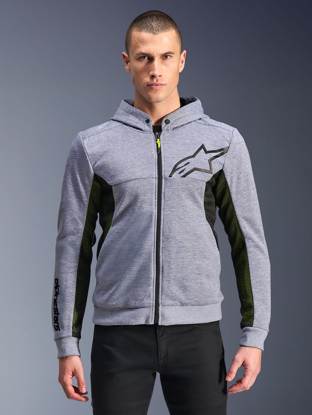 Alpinestars Chrome Air Sport Hoodie, szary melanż i czarny, miejska bluza motocyklowa z pełnym zamkiem, czarne logo gwiazdy, wyraźne czarno-żółte panele boczne z siatki, odzież uliczna inspirowana sportami motorowymi