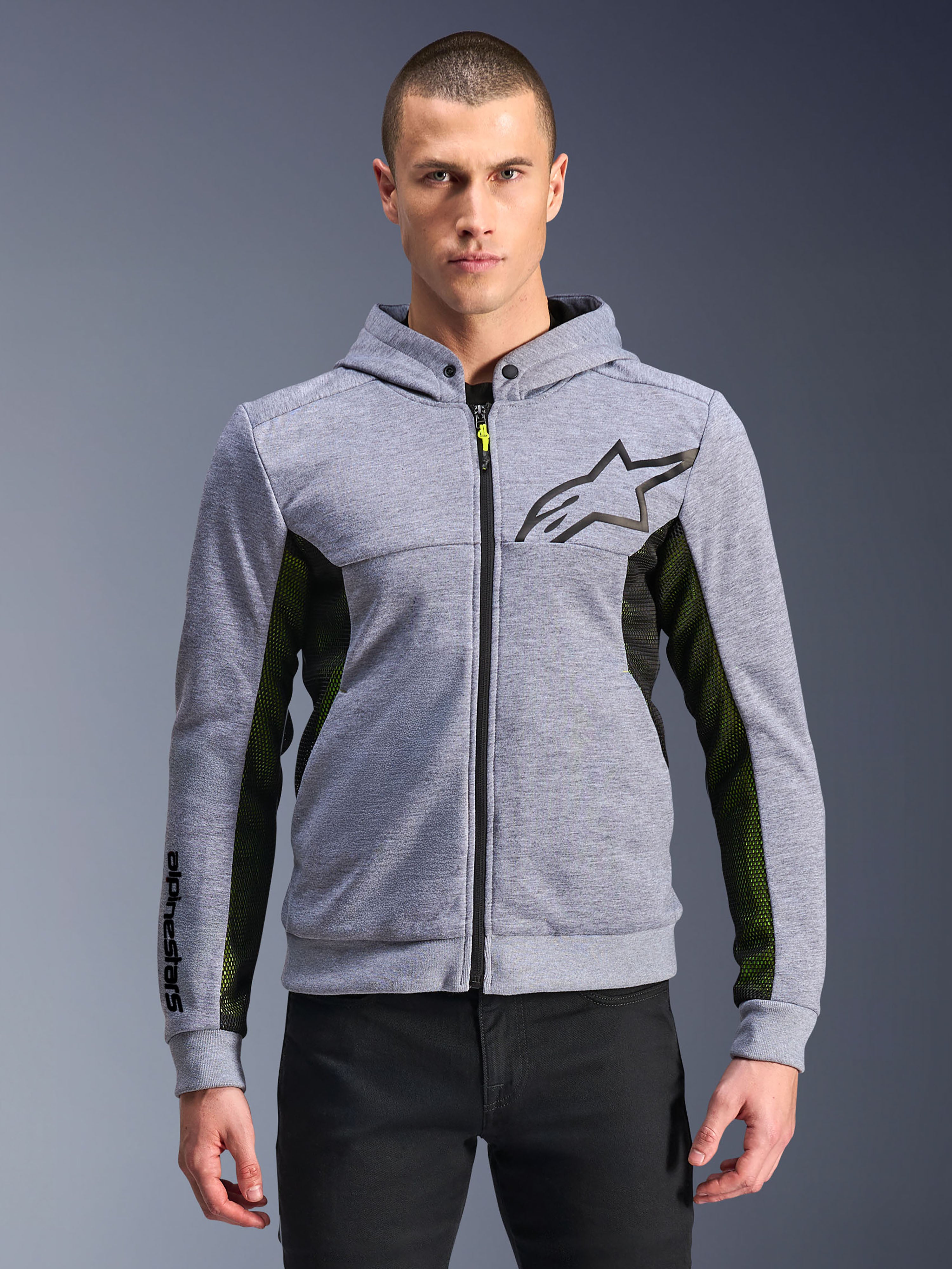 Alpinestars Chrome Air Sport Hoodie, szary melanż i czarny, miejska bluza motocyklowa z pełnym zamkiem, czarne logo gwiazdy, wyraźne czarno-żółte panele boczne z siatki, odzież uliczna inspirowana sportami motorowymi