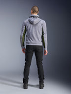 Alpinestars Chrome Air Sport Hoodie, Gray Heather Black, widok od tyłu motocyklowej bluzy z kapturem z zielonymi panelami z siatki o wysokim przepływie powietrza na bokach i rękawach, konstrukcja z technicznego polaru z logo Alpinestars na kapturze, zestawiona z czarnymi spodniami