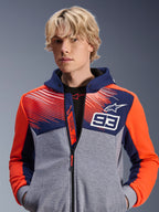 Alpinestars MM93 Chrome V2 Sport Hoodie, miejska bluza motocyklowa, granatowa i szary melanż z fluorescencyjnymi czerwonymi akcentami, z brandingiem Marc Marquez 93 i logo Alpinestars, fason z pełnym zamkiem, codzienna odzież lifestyle dla motocyklistów