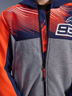 Alpinestars MM93 Chrome V2 Sport Hoodie, zbliżenie na klatkę piersiową i kołnierz, granatowy i szary melanżowy polar techniczny z czerwonymi grafikami fluo, białe logo 93, branding Alpinestars Protects na wewnętrznej patce zamka, odzież motocyklowa Tech-Air Ready
