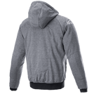 Alpinestars Chrome Ignition Hoodie, ciemnoszary melanż, widok z tyłu ukazujący kaptur i teksturę materiału, białe logo na prawym ramieniu, czarne ściągacze przy mankietach i w pasie, codzienna miejska odzież motocyklowa.