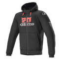 Alpinestars FQ20 Chrome Ignition Monster Hoodie, czarna motocyklowa bluza z kapturem na zamek, czerwone i białe logo „20” na klatce piersiowej, napis Alpinestars, czerwone sznurki, białe logo na ramieniu, pazur Monster Energy na rękawie, ochronna miejska odzież motocyklowa