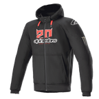 Alpinestars FQ20 Chrome Ignition Monster Hoodie, czarna motocyklowa bluza z kapturem na zamek, czerwone i białe logo „20” na klatce piersiowej, napis Alpinestars, czerwone sznurki, białe logo na ramieniu, pazur Monster Energy na rękawie, ochronna miejska odzież motocyklowa