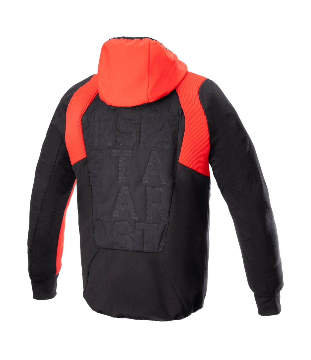 Alpinestars MO.ST.EQ Hybrid Hooded Jacket, widok z tyłu, czarno-czerwona, z jaskrawoczerwonym kapturem i prążkowanymi akcentami na ramionach, bezszwowy wyściełany panel na plecach z tonalnym brandingiem, miejska ochronna bluza motocyklowa