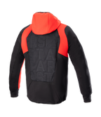 Alpinestars MO.ST.EQ Hybrid Hooded Jacket, widok z tyłu, czarno-czerwona, z jaskrawoczerwonym kapturem i prążkowanymi akcentami na ramionach, bezszwowy wyściełany panel na plecach z tonalnym brandingiem, miejska ochronna bluza motocyklowa