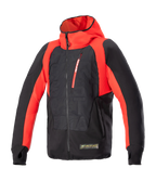 Alpinestars MO.ST.EQ Hybrid Hooded Jacket, techniczna bluza motocyklowa z kapturem, czarno-czerwona, skośny zamek z przodu, czerwona kieszeń na klatce piersiowej, wytłaczany wzór na torsie i pętle na kciuki, połączenie stylu miejskiego z ochronną odzieżą motocyklową