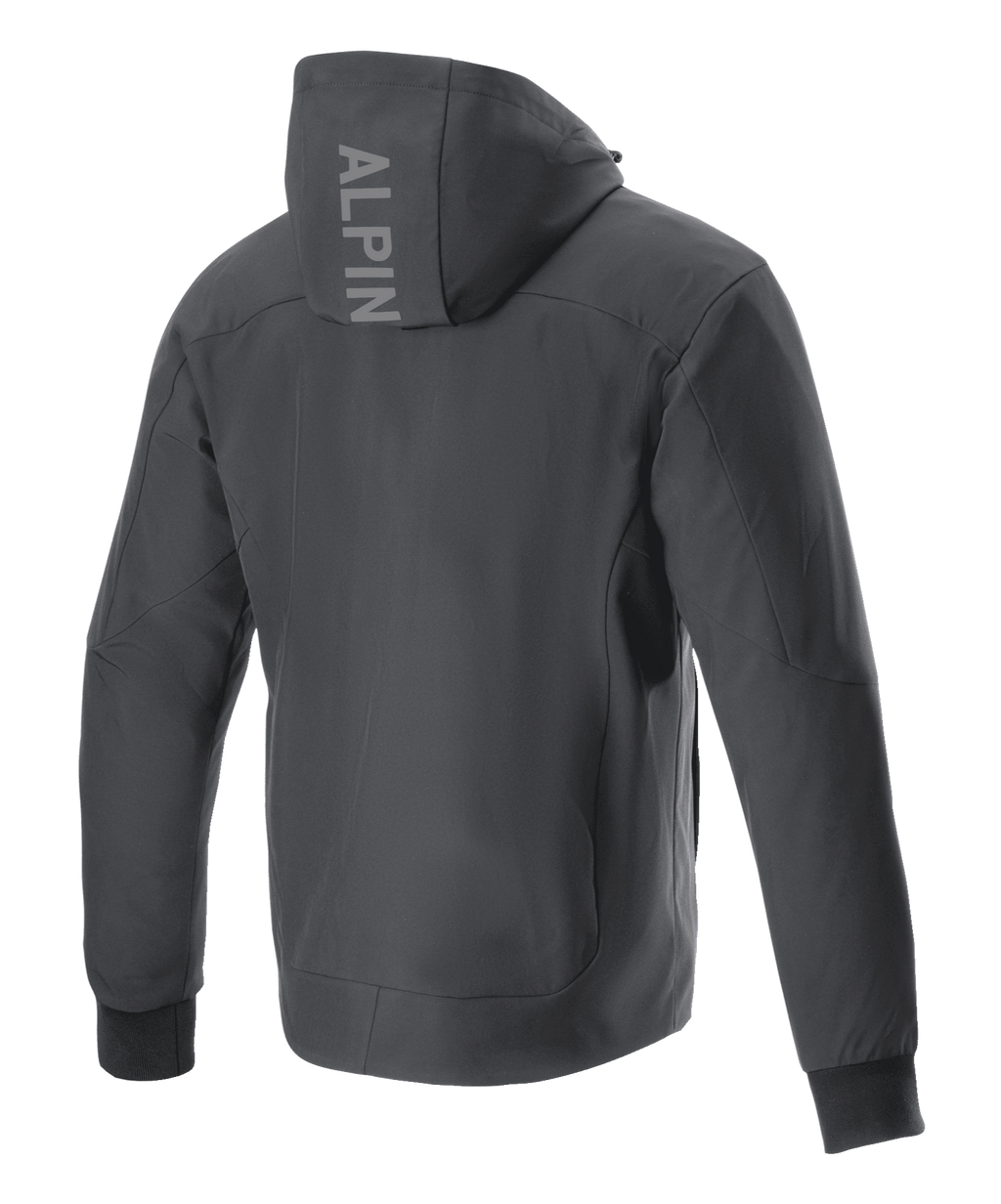 Alpinestars Radium Tech Hoodie, kurtka motocyklowa, czarna, widok z tyłu prezentujący pionowe logo ALPIN na kapturze, wiatroszczelna konstrukcja 3L tech shell, prążkowane elastyczne mankiety, styl urban contemporary