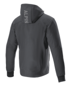 Alpinestars Radium Tech Hoodie, kurtka motocyklowa, czarna, widok z tyłu prezentujący pionowe logo ALPIN na kapturze, wiatroszczelna konstrukcja 3L tech shell, prążkowane elastyczne mankiety, styl urban contemporary