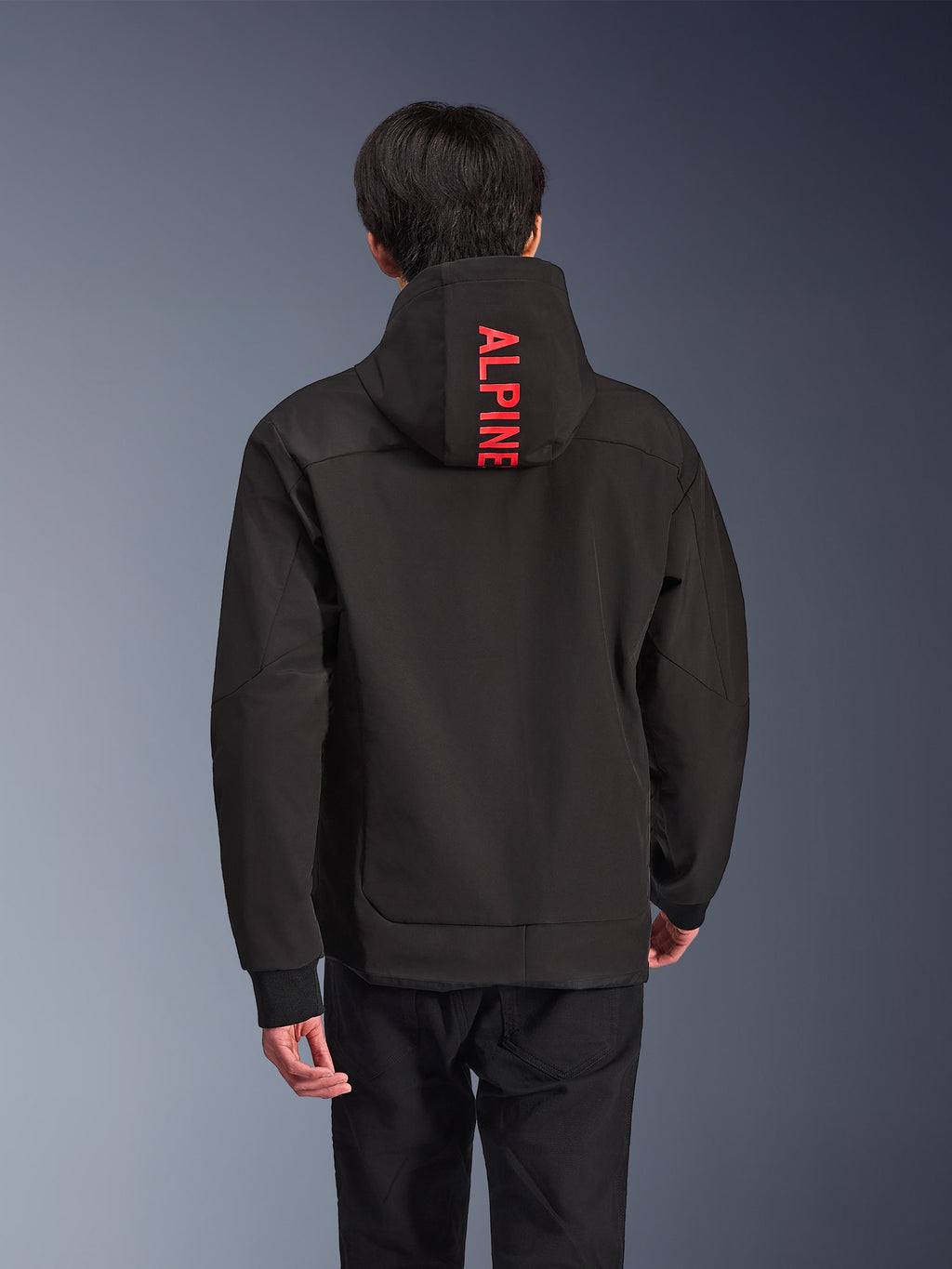 Alpinestars Radium Tech Hoodie, miejska kurtka motocyklowa, czarna z jaskrawoczerwonym brandingiem, widok z tyłu z pionowym napisem „ALPINE” na kapturze, 3-warstwowa powłoka techniczna z prążkowanymi mankietami, nowoczesny sportowy design