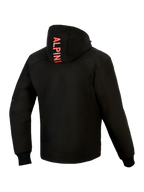 Alpinestars Radium Tech Hoodie, widok od tyłu, czarna z jaskrawoczerwonymi elementami, pionowy napis Alpinestars na kapturze, 3-warstwowa wiatroszczelna powłoka techniczna, żebrowane elastyczne mankiety, dopasowany miejski krój sportowy.