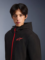 Alpinestars Radium Tech Hoodie, miejska kurtka motocyklowa, czarna z jaskrawoczerwonymi elementami, męski model w technicznej bluzie z kapturem z jaskrawoczerwonym zamkiem błyskawicznym z przodu i logo na piersi, nowoczesny miejski design motocyklowy