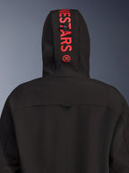 Alpinestars Radium Tech Hoodie, miejska kurtka motocyklowa, czarna z jaskrawoczerwonymi akcentami, widok z tyłu na kaptur z pionowym czerwonym logo, wiatroszczelna tekstylna konstrukcja, nowoczesny design