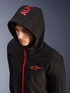 Alpinestars Radium Tech Hoodie, miejska techniczna motocyklowa bluza z kapturem, czarna z jaskrawoczerwonymi akcentami, czerwone logo Alpinestars na piersi i branding na kapturze, jaskrawoczerwony zamek błyskawiczny, nowoczesny streetwear inspirowany motorsportem