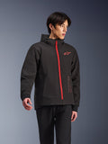 Alpinestars Radium Tech Hoodie, miejska kurtka motocyklowa, czarna z jaskrawoczerwonym zamkiem błyskawicznym, czerwone logo Alpinestars na piersi i czerwony napis z boku, techniczna wiatroszczelna powłoka z kapturem i ściągaczami, nowoczesny styl miejski dla motocyklistów
