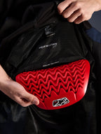 Alpinestars Radium Tech Hoodie, detal wnętrza, czerwony ochraniacz pleców Nucleon Plasma wkładany do kieszeni na ochraniacz, czarna podszewka mesh z napisem 'READY FOR | Back Protector', falista struktura plastra miodu, techniczne elementy ochronne miejskiej kurtki motocyklowej