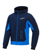 Alpinestars Radium Tech Hoodie, kolor Night Navy i Royal Blue, techniczna bluza typu shell z kapturem i pełnym zamkiem, białe logo Astar i pionowy branding, miejska kurtka motocyklowa
