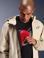 Alpinestars Radium Tech Hoodie w kolorze Mastic Aluminum, miejska kurtka motocyklowa, model prezentujący wewnętrzną kieszeń na ochraniacz z czerwonym ochraniaczem klatki piersiowej Nucleon, wiatroszczelna powłoka techniczna o fasonie codziennej bluzy z kapturem z brandingiem Alpinestars