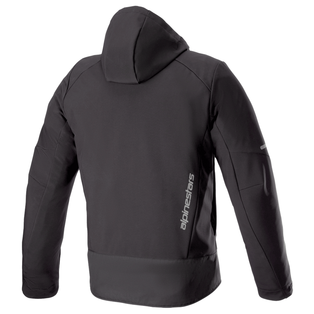Alpinestars Neo Waterproof Hoodie, techniczna miejska kurtka motocyklowa, czarna, widok z tyłu przedstawiający odpinany kaptur, pionowe srebrne logo Alpinestars w dolnej części pleców oraz odblaskowe elementy na rękawach.