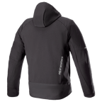 Alpinestars Neo Waterproof Hoodie, techniczna miejska kurtka motocyklowa, czarna, widok z tyłu przedstawiający odpinany kaptur, pionowe srebrne logo Alpinestars w dolnej części pleców oraz odblaskowe elementy na rękawach.