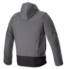 Alpinestars Neo Waterproof Hoodie, techniczna miejska kurtka motocyklowa, szara i czarna, widok z tyłu z pionowym logo Alpinestars, odpinany kaptur, wodoodporna konstrukcja softshell z czarnym panelem u dołu.