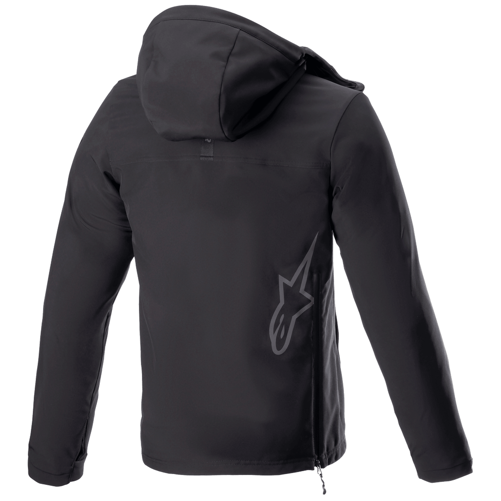 Alpinestars Sherpa Hoodie, miejska motocyklowa bluza z kapturem, Black Reflex, widok z tyłu z dużym odblaskowym logo gwiazdy Alpinestars na dole pleców, boczny zamek, kaptur, wiatroodporna konstrukcja softshell