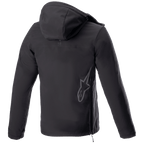 Alpinestars Sherpa Hoodie, miejska motocyklowa bluza z kapturem, Black Reflex, widok z tyłu z dużym odblaskowym logo gwiazdy Alpinestars na dole pleców, boczny zamek, kaptur, wiatroodporna konstrukcja softshell