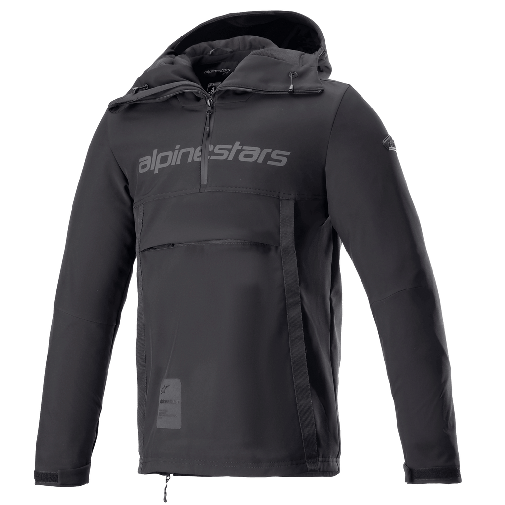 Alpinestars Sherpa Hoodie, motocyklowa kurtka typu anorak Black Reflex, krótki zamek z logo na piersi, duża przednia kieszeń zapinana na zamek, techniczna tkanina softshell, sportowy design miejski
