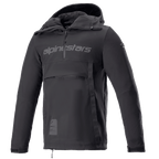 Alpinestars Sherpa Hoodie, motocyklowa kurtka typu anorak Black Reflex, krótki zamek z logo na piersi, duża przednia kieszeń zapinana na zamek, techniczna tkanina softshell, sportowy design miejski