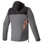 Alpinestars Sherpa Hoodie, widok od tyłu, techniczna kurtka motocyklowa w kolorze czarnym i szarym, duże fluorescencyjne pomarańczowe logo Alpinestars na dole pleców, boczny zamek, miejska odzież softshell