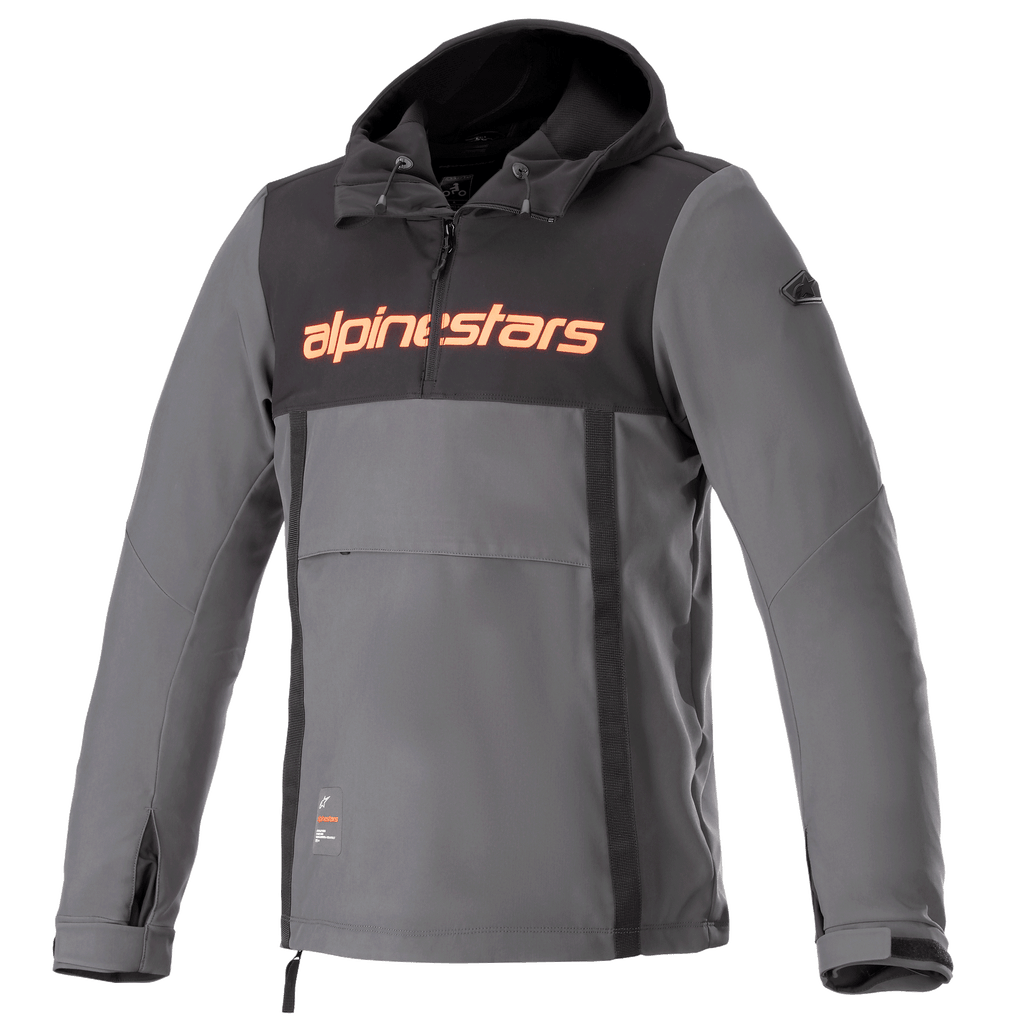 Alpinestars Sherpa Hoodie, techniczna miejska kurtka motocyklowa, szara z czarnym panelem na klatce piersiowej i pomarańczowym logo, styl anorak z przednią kieszenią i regulowanymi mankietami, wiatroodporna konstrukcja softshell