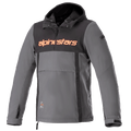 Alpinestars Sherpa Hoodie, techniczna miejska kurtka motocyklowa, szara z czarnym panelem na klatce piersiowej i pomarańczowym logo, styl anorak z przednią kieszenią i regulowanymi mankietami, wiatroodporna konstrukcja softshell