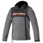 Alpinestars Sherpa Hoodie, techniczna miejska kurtka motocyklowa, szara z czarnym panelem na klatce piersiowej i pomarańczowym logo, styl anorak z przednią kieszenią i regulowanymi mankietami, wiatroodporna konstrukcja softshell